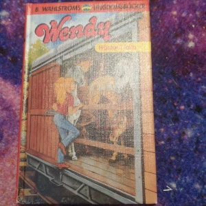 häst bok  - den är i bra skick 