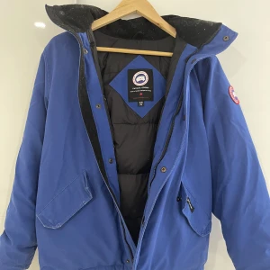 canada goose barn jacka - Canada Goose jacka för barn. Skick 9/10 lite sliten men inget som märks. Säljer pga att jag har växt ut. Kom PM för mer info och bilder.  Priset ej hugget i sten!!