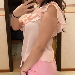 Rosa volangtröja - Superfiin tröja med guldkedja vie ena axeln. Kan användas på olika evenemang. Köparen står för frakten ❤️