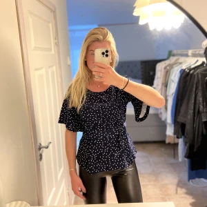 Mörkblå blus - Prickig blus men knytning. Helt oanvänd 