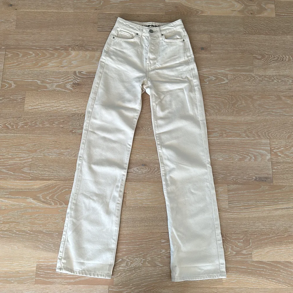 Hej! Säljer dessa snygga vita jeans som har blivit för små i midjan till mig. De är använda några gånger och har några fläckar som troligtvis går bort i tvätten (bild 3). . Jeans & Byxor.