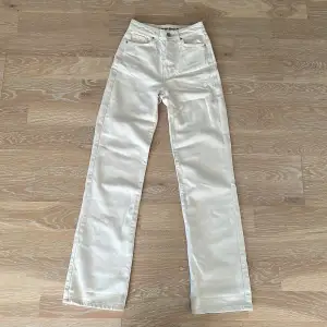 Hej! Säljer dessa snygga vita jeans som har blivit för små i midjan till mig. De är använda några gånger och har några fläckar som troligtvis går bort i tvätten (bild 3). 