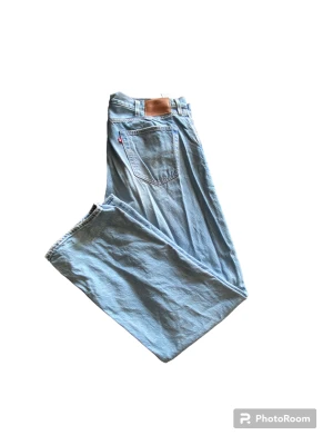 Blå Levis 501 jeans  - Skick: 9/10 knappt använda Strl: 38/32