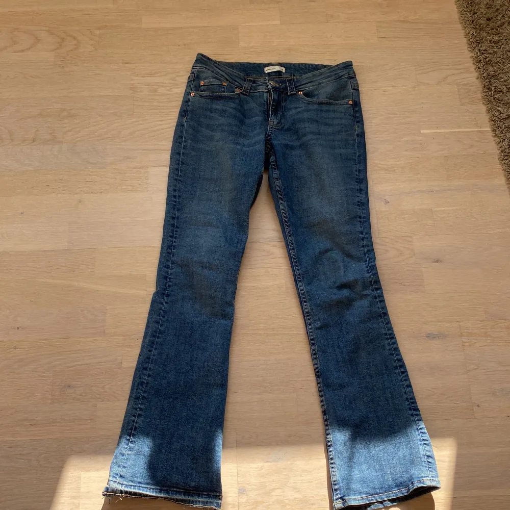 Skitsnygga slutsålda jeans från Gina i storlek 38, köpta på plick men säljer då dom är för korta Frakten ca 70. Jeans & Byxor.