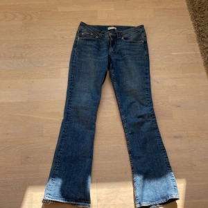 Lågmidjade jeans - Skitsnygga slutsålda jeans från Gina i storlek 38, köpta på plick men säljer då dom är för korta Frakten ca 70