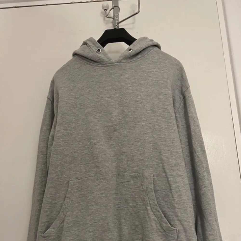 Fin grå hoodie som inte kommit till användning 💓🌟. Hoodies.