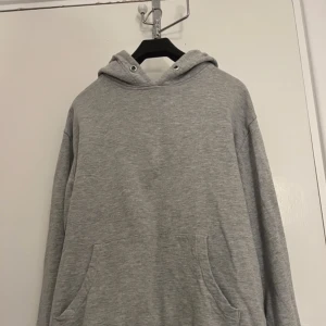 Grå hoodie - Fin grå hoodie som inte kommit till användning 💓🌟