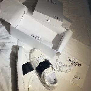 Valentino garavani  - Hej, jag säljer mina oanvända valentino garavani eftersom dem var för stora för mig. Pris kan diskuteras vid snabb affär!