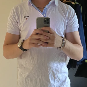 GANT Pikétröja  - Stilig Pikétröja från Gant, likadan som den andra på min profil fast vit, bägge är i fint skick 