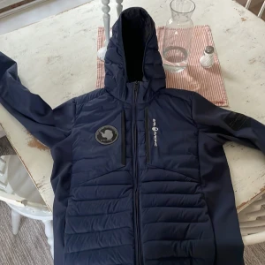 Sail racing jacka - Säljer min sail racing jacka som är bara är använd några gånger, säljer för jag växt ur den, stl 170 men passar XS