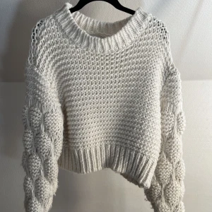 Stickad tröja - Magisk tjock tröja från NAKD. I princip oanvänd. 