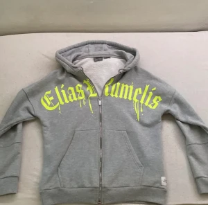 Zip-Up Hoodie - Zip-up av märket Elias rumelis, Finns inte kvar på marknaden längre. Extremt sällan använd, 10/10 Skick