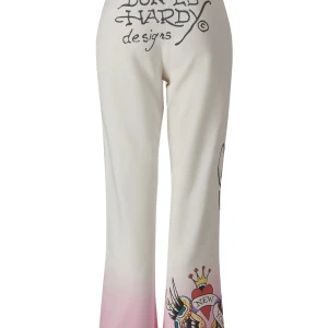 Ed hardy byxor! - Säljer ed hardy byxor matchande till tröjan! Storleken Small! 36 i vuxen dam! Utsvängda ben tryck på rumpan! Nypris 1200 använt några gånger nedsatt till 700