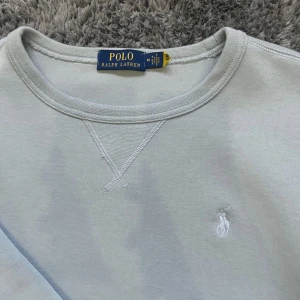 Ralph lauren sweatshirt - Sprillans ny Ralph lauren sweatshirt i färgen grå som passar till allt! Den trendiga sweatshirten Äru storlek M men passar s med! Vid frågor hör av er till oss! 