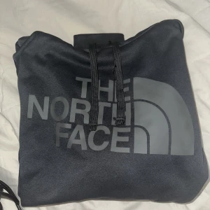 North face luvtröja  - tråden på luvtröjan från tvättmaskinen, annars som ny  Storlek M