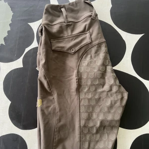 Maya delorez ridbyxa  - Maya delorez ridtights. Beige/ brun färg, fint skick🏇säljs då dem är för stora för mig. 