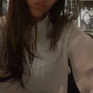 Vit blus  - Säljer den här jättefina blusen från Kappahl då den tyvärr inte kommer till användning längre, har använder kanske Max 5 gånger men annars är den i jätte bra skick och inget konstigt med den 🥰