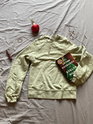 PASTELL GRÖN TJOCKTRÖJA - Säljer denna tjocktröja från &other stories. Tycker pastellfärgen är jättefin men tyvärr kommer den inte till användning.