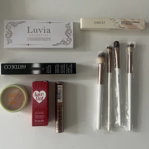 Lite smink - Säljer smink som är helt oandvänd, 40kr styck för sminket, 15kr styck för sminkborstarns💞Paketpris 200kr