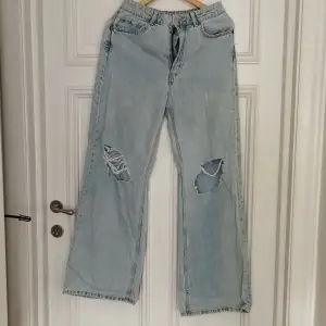 Snygga ljusblåa jeans säljes! Jeansen är i modellen wide/loose fit, alltså raka i benen så dom är lite tajtare upp till på låren och vidare ner till på smalbenen. Dom är använda men in fint skick! Lite nötta längst ner på benen (se bild)