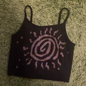 Hippie tröja - Jag har gjort trycket själv, passar nog en s eller m, väldigt bra skick. Köparen står för frakten