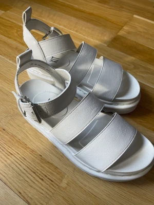 Nyskick sandaler beiga - Köpta på din sko men aldrig använda 