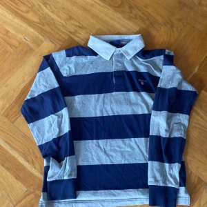 Gant tröja - Säljer denna sköna rugby tröja från gant. Storlek M men passar också S. Nypris ca 1200kr. Mitt pris: 199kr.