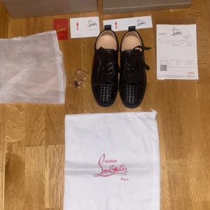 Louboutin  - Säljer mina Louboutin sneakers i storlek 39 dom är bara lita använde och box dustbag extra spikar kort och allt annat får man mer
