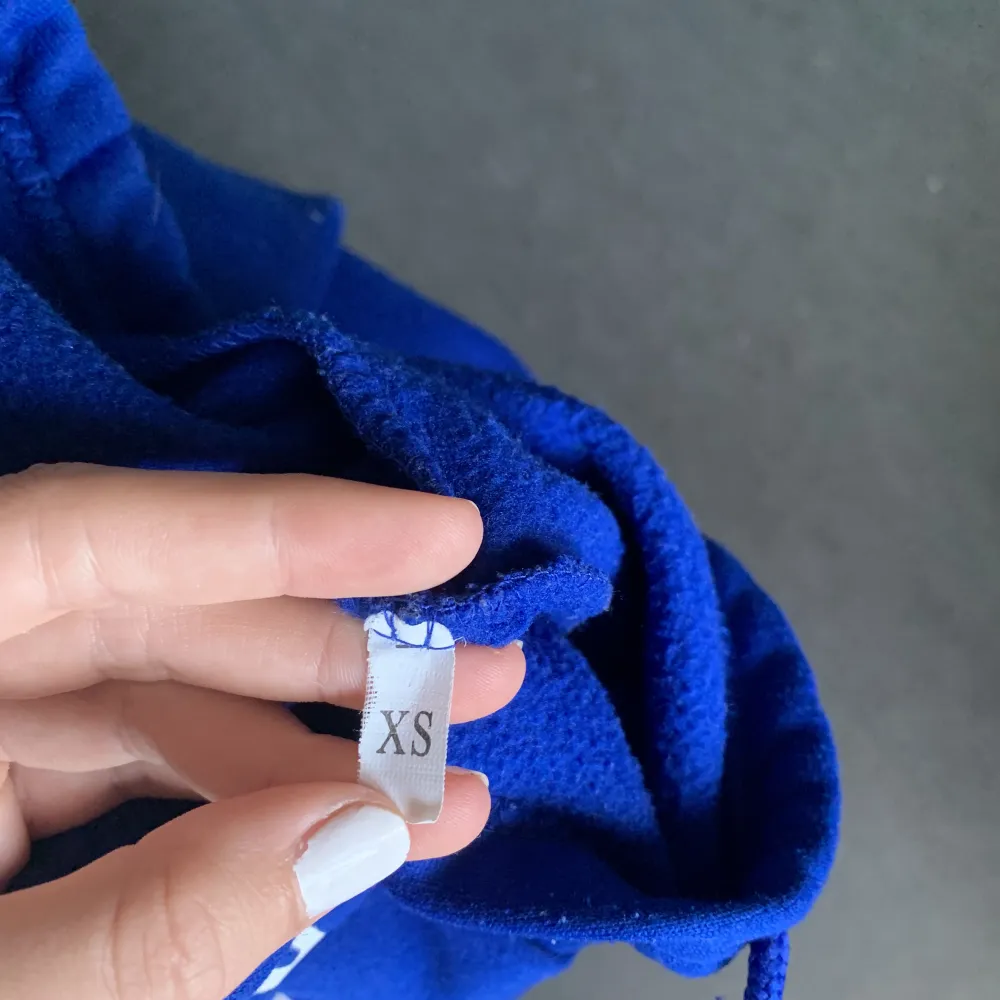 Säljer min marinblåa hoodie i stl xs❣️säljs på grund av att den inte kommer till användning❤️hoodien är i fint skick då den knappt används. Kom privat för mer info💋❣️. Hoodies.