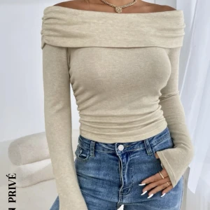 Off shoulder stickad tröja  - Väldigt fin och skönt material, kliar inte, aldrig använt. Stretchig!