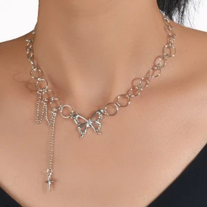 Fjärilshalsband - Ett coolt fjärilshalsband. Halsbandet kan även sitta som en choker beroende på hur tajt man spänner det!