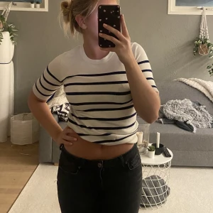 T shirt från zara - Stickad t-shirt från Zara. Nästan aldrig använd. Köparen står för frakt 💕