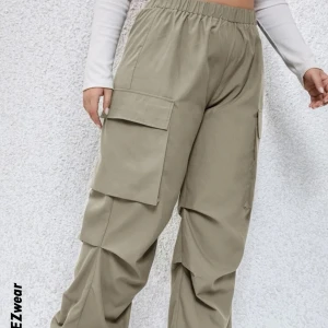 Cargo byxor - Väldigt fint , exakt som på bilden sitter väldigt kort på nån som är 1,72cm. Aldrig använt! 