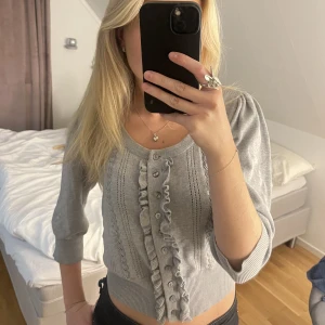 stickad topp - söt stickad trekvarts topp (går att knäppa upp så det blir en kofta)💗använd fåtal gånger! 