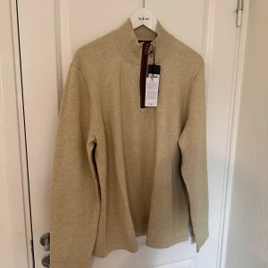 Guess  - Helt ny! Storlek XL  Mitt pris 800kr  Pris i affären ca 1500kr