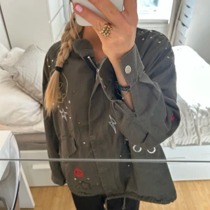Grön jacka  - Grön jacka köpt på sellpy förra hösten💓 storlek M