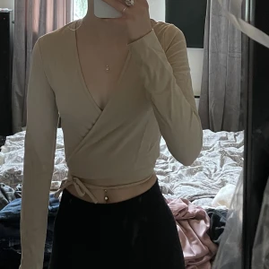 Omlott tröja  - En beige omlott tröja från NA-KD! Knappt använt så därav som ny.☺️ Storlek xs, 70kr