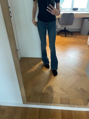 Jeans - Säljer ett par blåa utsvängda jeans ifrån Lager 157. Jättefina inga defekter! Storlek Xxs passar mig som är ca 160 men skulle passa någon runt 158-163 också!🩷