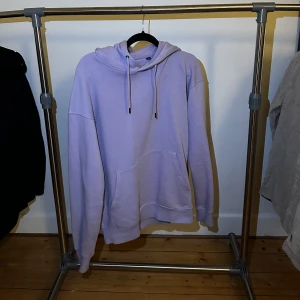 Hoddie - Säljer denna hoodie pågrund av att jag inte har någon användning av den längre. Har inga större skador då jag inte använd den så många gånger. 