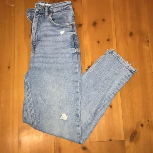Bershka jeans - Säljer dessa ursnygga högmidjade lite slitna jeans från Bershka, storlek 32