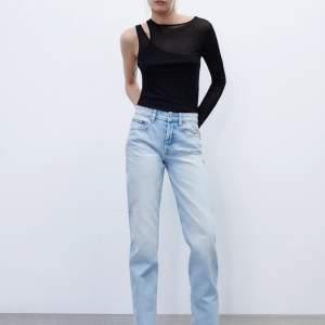 Säljer dessa ljusblåa straight leg jeans från zara för de har blivit för små. Midwaist storlek 34.