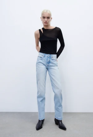 Jeans Straight - Säljer dessa ljusblåa straight leg jeans från zara för de har blivit för små. Midwaist storlek 34.