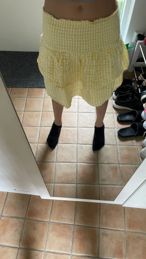 Gul kjol - Säljer denna kjol för den kommer inte till användning längre.