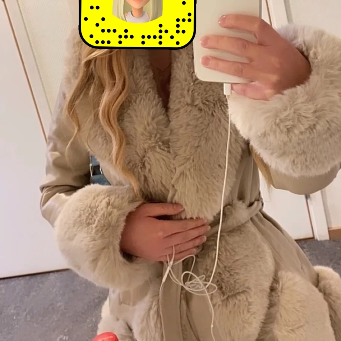 Beige kappa med fuskpäls från DennisMaglic - 90