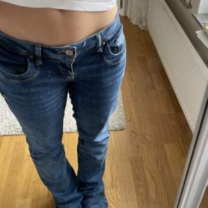 Så snygga lågmidjade jeans från ltb i modellen valerie!! Tyvärr lite stora och långa på mig (är ca 164 cm) men annars magisk passform😇😇
