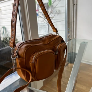 Noella likande väska - Super fin vår väska, äkta läder köpt för 500kr använd fåtal gånger. Säljs för 250kr. Kan mötas upp i Göteborg men även frakta!🧡