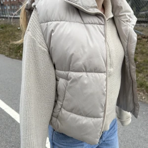 Beige väst - Croppad ljusbeige ”puffväst” från BikBok!🤍 Ett vårigt plagg som passar till det mesta. Fickor på båda sidor och blixtlås. Hög krage. Plagget är i fint skick men användt flitigt!