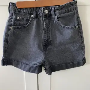 Black h&m shorts. A few years old (haven’t been used in a really long time) but good condition (no rips). Nothing wrong with them, just don’t fit me. 