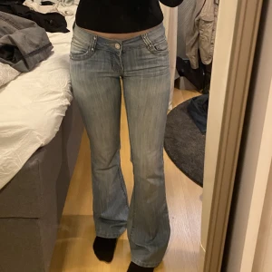 Jeans  - Ljusa jeans med fina detaljer där bak💕midjemått: 37,5 x2  innebenslängd 81cm( jag är 1,68cm lång) 