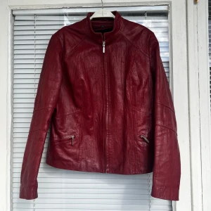 Röd skinnjacka - Supersnygg, unik läderjacka (äkta läder ) säljes. Inga skavanker eller dylikt, vid frågor skriv gärna♥️ strl: M/L, kan bäras även som one size. 